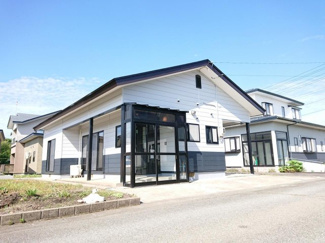 【外観】 | 価格には消費税、リフォーム費用を含みます。内覧希望の方はお電話ください。これから外壁の一部貼替と塗装、屋根の塗装を行います。