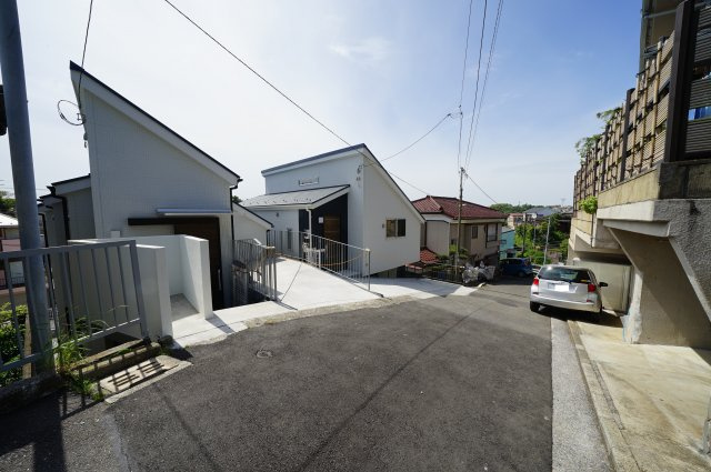 保土ヶ谷区鎌谷町全５棟　新築戸建【成約】の前面道路含む現地写真