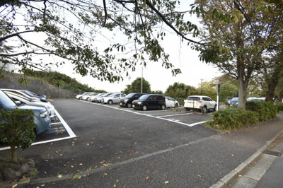 【駐車場】 | 竹山団地1702号棟 | 駐車場です。
現在空有ですが空き状況はこまめに変わりますのでご注意ください。
