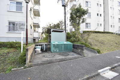 【その他共用部分】 | 竹山団地1702号棟 | ゴミ置き場になります。
敷地内にあるのでゴミ出しが楽ちんです。