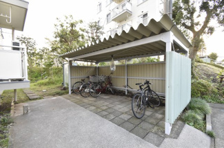 【その他共用部分】 | 駐輪場です。
屋根がついているので雨の日でも安心です。