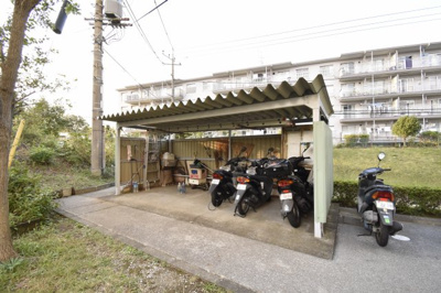 【その他共用部分】 | 竹山団地1702号棟 | バイク置場もございます。
雨の日でも安心です。