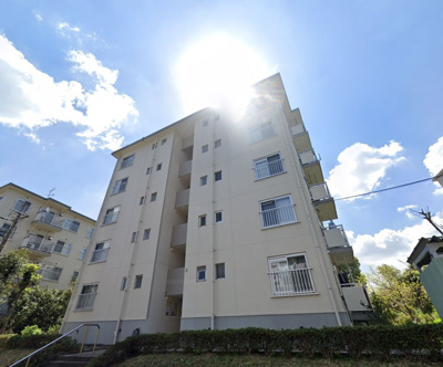 【外観】 | 竹山団地1702号棟 | 南西角部屋につき日照・採光良好！
廊下側も人通りが少なくプライバシーを保てます！
H25年に窓ガラス交換しておりきれいです。