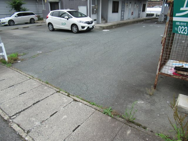 山形市松山３丁目のアパートの駐車場