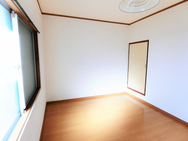 島貸家の洋室