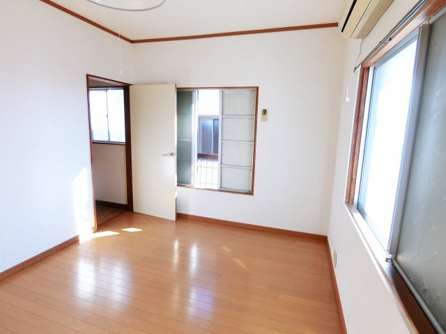 島貸家の洋室