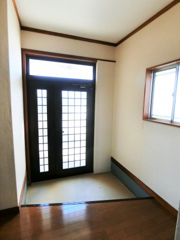 島貸家の玄関