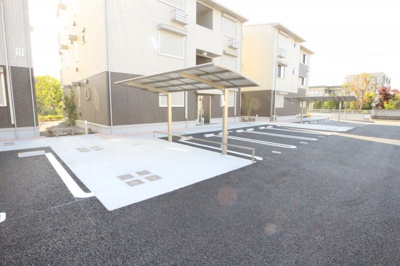 【その他共用部分】 | 翡翠館Ⅱ | 駐車、駐輪場とベンチがあります♪