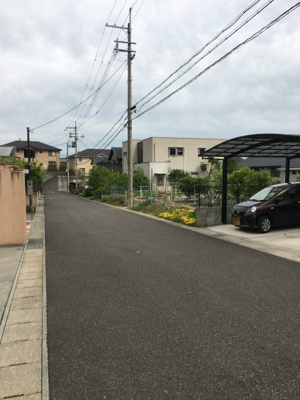 【前面道路含む現地写真】 | 大津市雄琴北1丁目11-17,18　売土地 | 北側6m道路(西側から）