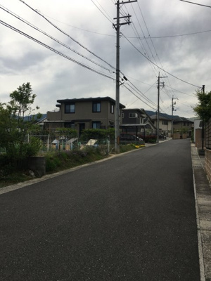 【前面道路含む現地写真】 | 大津市雄琴北1丁目11-17,18　売土地 | 北側6ｍ道路（東側から）