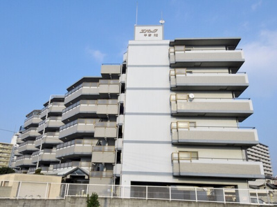 【外観】 | エパック平野パート2 | ■広々バルコニーは、
ご家族のお布団をたっぷり干せます

