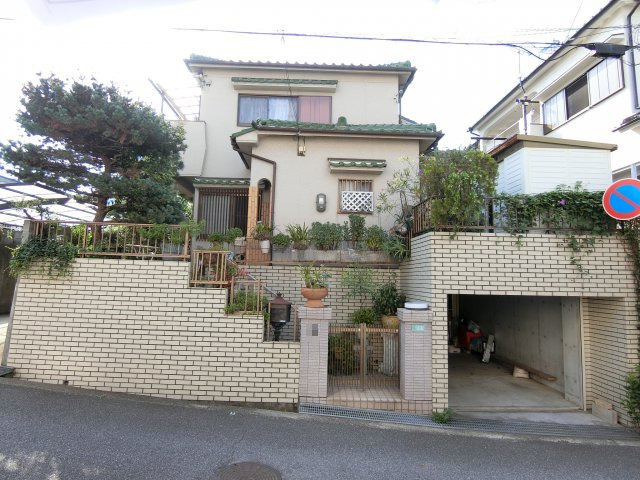 神戸市西区枝吉1丁目　中古戸建の外観|間口の広い住まいです　地下ガレージがいいですね
