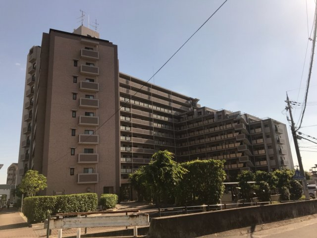 グランドメゾン四条畷の外観|■タイル貼りで、分譲マンションは見た目で分かりますね■