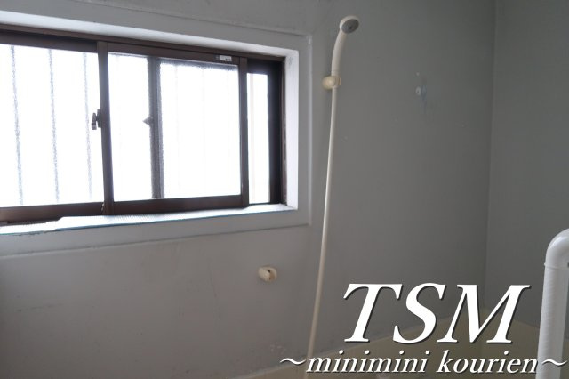 北中振２戸１貸家の浴室|小窓有り