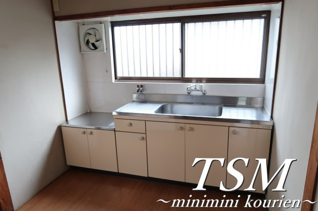 北中振２戸１貸家のキッチン|明るい台所