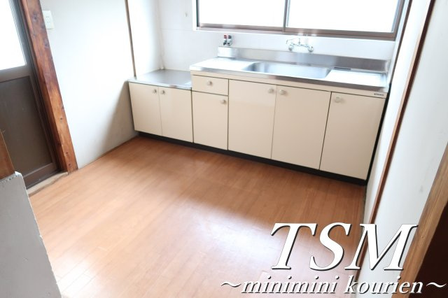 北中振２戸１貸家の居間・リビング|ＤＫに勝手口有り