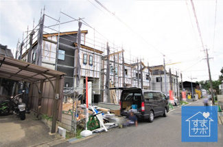 【外観】 | 6号棟　現地（2019年8月）撮影
足場外れました！
敷地面積134.67㎡(40.73坪)。
駐車並列2台可能。