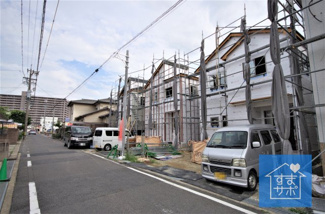 【前面道路含む現地写真】 | 6号棟　現地（2019年8月）撮影
前面道路は北側約4.9ｍの公道。
駐車スペース2台分あり。