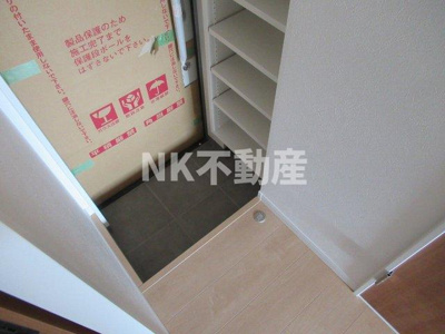 【玄関】 | Living Life NAGASE(リビングライフ長瀬）（長瀬賃貸） | 収納もある玄関です