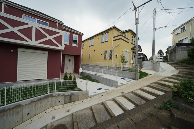 保土ヶ谷区上星川２丁目全４棟　新築戸建【成約】の前面道路含む現地写真