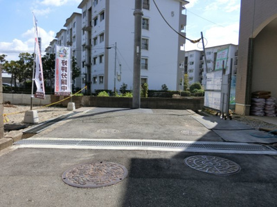 【前面道路含む現地写真】 | 茨木市上穂積4丁目　建築条件付き土地 | 【現地写真】
前面道路4.8メートルございます♪