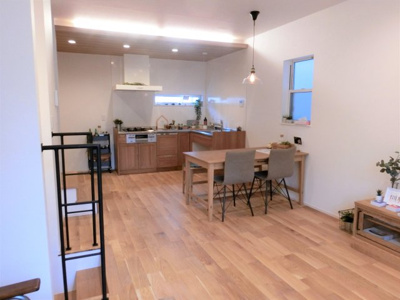 【周辺】 | 茨木市上穂積4丁目　建築条件付き土地 | 【同社施工例写真】
家族の会話が弾む広々とした明るいリビングで賑やかに癒しの時間過ごせます♪
