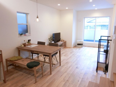 【周辺】 | 茨木市上穂積4丁目　建築条件付き土地 | 【同社施工例写真】
顔を見合わせて話ができる空間って素敵ですよね♪ご家族とコミュニケーションがとりやすい造りに♪