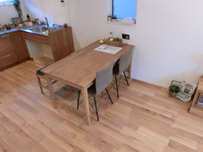 【周辺】 | 茨木市上穂積4丁目　建築条件付き土地 | 【同社施工例写真】
休日はお陽さまの光をたっぷりととりこめるぽかぽかリビングで過ごしませんか？明るい陽差しが降り注ぐＬＤＫなど、ゆとりあふれる室内空間が心地よい暮らしを実現♪