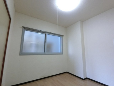 【洋室】 | コーポ立花 | 角部屋につき洋室にも窓があります