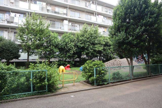 薬園台ハイツ　１階部分　角住戸の外観|目の前は公園です。