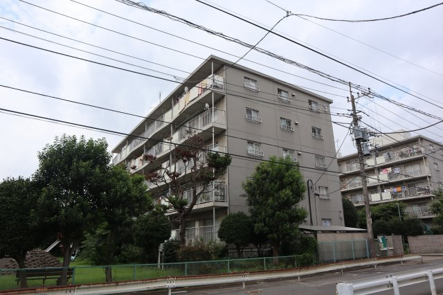 薬園台ハイツ　１階部分　角住戸の外観