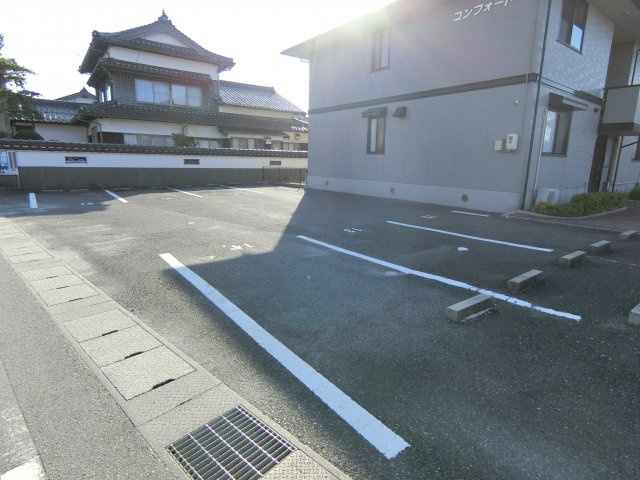 コンフォート　Ⅱ棟の駐車場