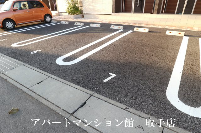 ル・ジャルダンＢの駐車場