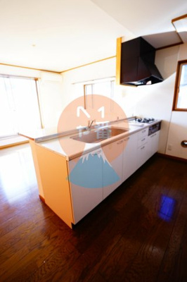 【キッチン】 | 五百羅漢アパートメント | うれしい3口ガスコンロ付きシステムキッチン