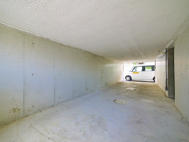 廣畑邸一戸建ての駐車場|車をお持ちの方に嬉しい駐車場付きの物件です