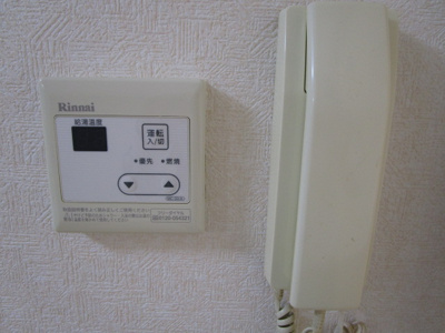 【設備】 | ヒロハウス | インターホンと給湯リモコンです