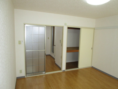 【居間・リビング】 | ヒロハウス | 洋室8帖あります