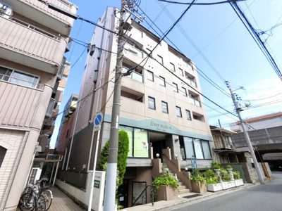 【外観】 | エミュウビル西千葉 | 防犯カメラも設置されたセキュリティ重視の建物です
