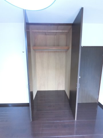 【収納】 | 洋室2部屋ともクロゼット付です