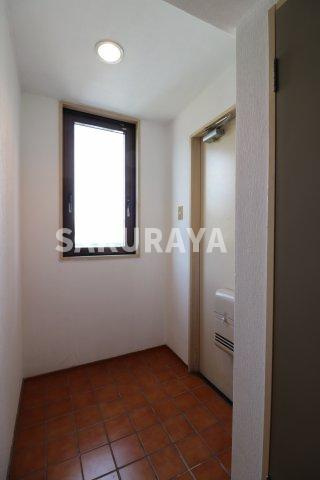 高雄ハイツの玄関|2019年撮影。現況と異なる場合がございます。