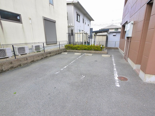 シャトーカルム・サカエの駐車場