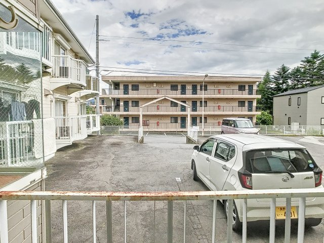 で・ま・ど の駐車場|バルコニーから見える駐車場です☆