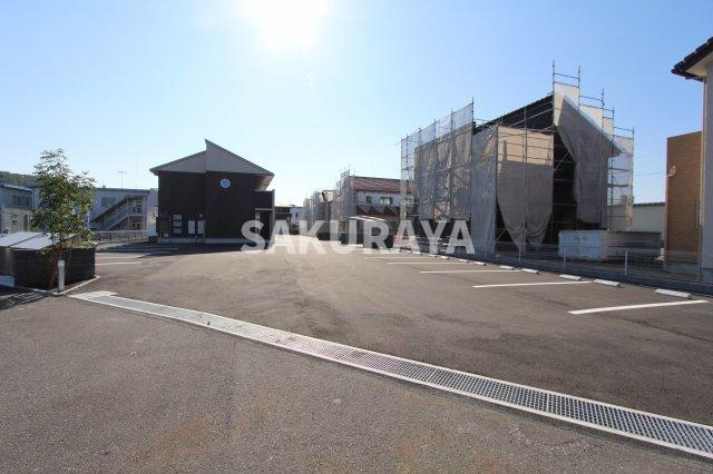 マロニエジャルダン Ａの駐車場