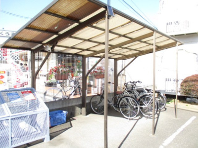 【その他共用部分】 | リュウセイヴィレッジＡ | 屋根付きの駐輪場で雨が降っても大切な自転車が濡れなくてすみますね♪駅から自転車もおすすめです！
