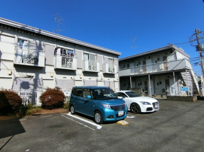 【外観】 | リュウセイヴィレッジＡ | 小田急線「向ヶ丘遊園」駅徒歩11分！小田急・南武線「登戸」駅も徒歩圏内で2駅2沿線利用可能な2階建てアパートです♪コンビニやドラッグストアが近くて便利な住環境☆