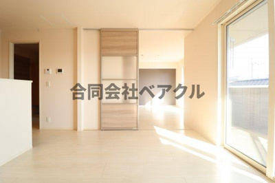 【居間・リビング】 | サンフローラ伏見板橋 | こちらの居間で趣味の時間をお楽しみください
