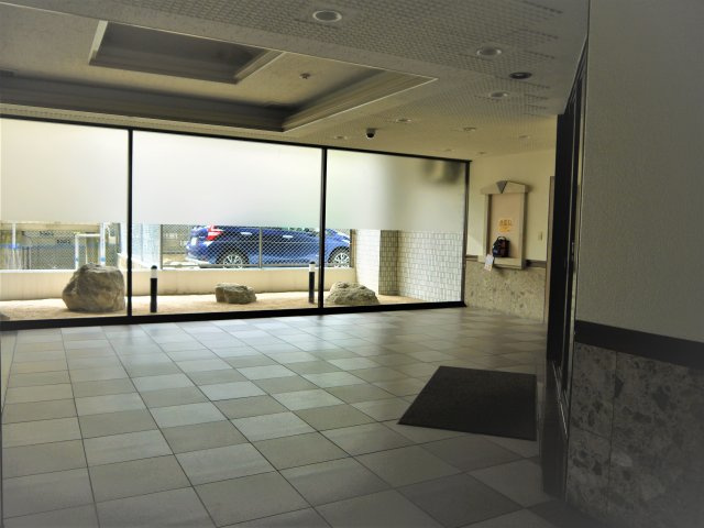 ライオンズマンション六ッ門第2のエントランス|大きな窓から管理人さんがお手入れしてくれるちょっとした庭園が眺められます