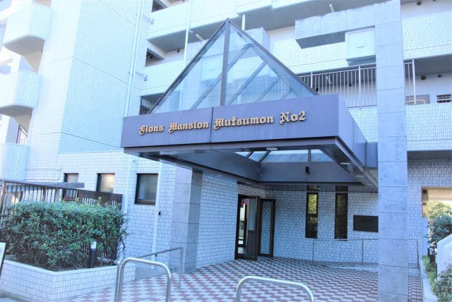 ライオンズマンション六ッ門第2のエントランス|大通りから東に入ったところにエントランスがあります
