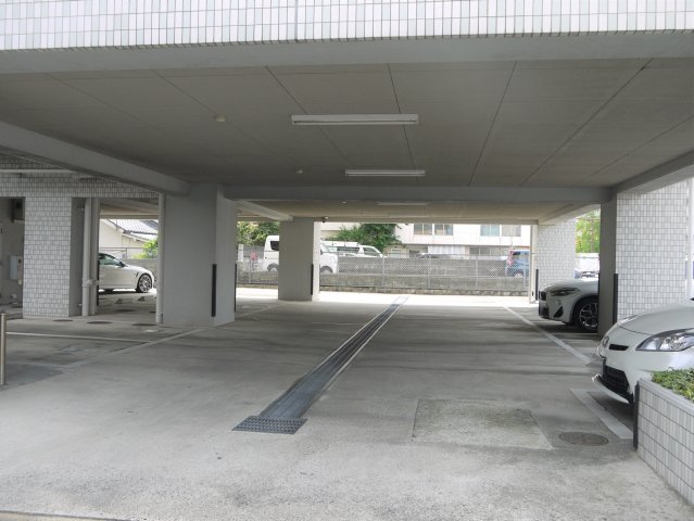 ライオンズマンション六ッ門第2の駐車場|乗り降り雨に濡れないスペースがあります