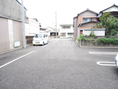 【駐車場】 | ハイツ岡崎柱南棟 | 車をお持ちの方に嬉しい駐車場付きの物件です